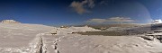 66 Il pianoro innevato della Baita Cabretondo (1869 m) con la bella pozza ghiacciata